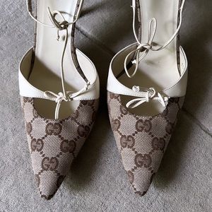 Gucci canvas contrast pump 37